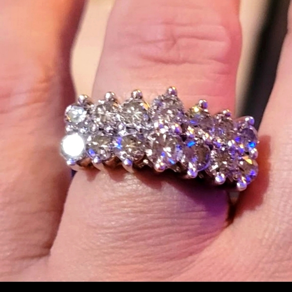 3.5 carat diamond and 10 carat gold ring, size 7 - Picture 1 of 3